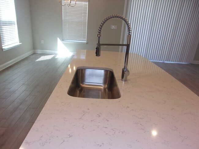 Building Photo - 4 bed/3 bath Beautiful Home with Amenities!