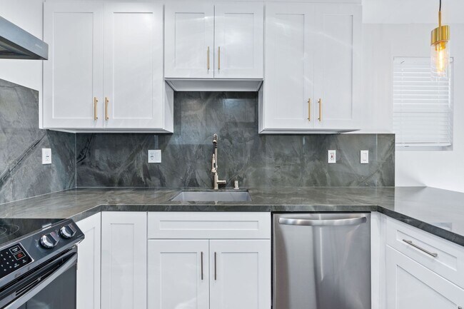 Building Photo - Beautifully Renovated 1-bedroom/ 1-bathroom ADU