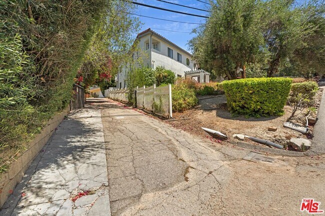 Building Photo - 5216 Sale Ave
