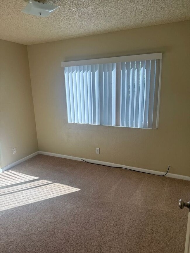 Building Photo - Spacious two bedrooms one full bathroom