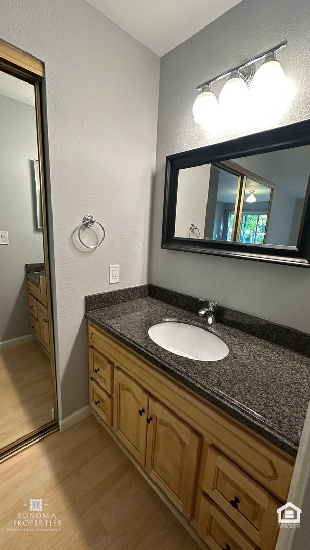 Building Photo - Updated Downtown Sonoma Condo!
