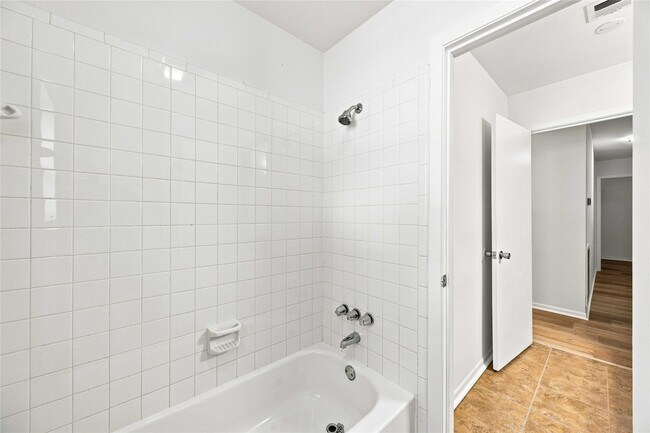 Building Photo - 6215 Queensloch Dr