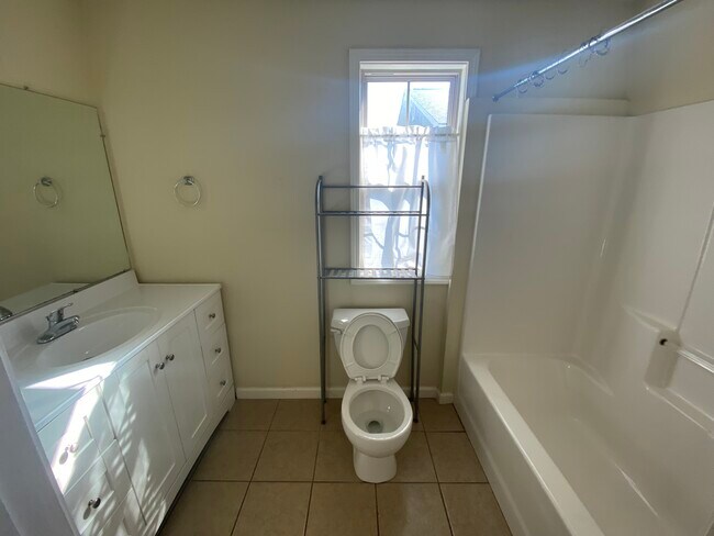 UNIT B: full bathroom - 407 Kentucky Ct