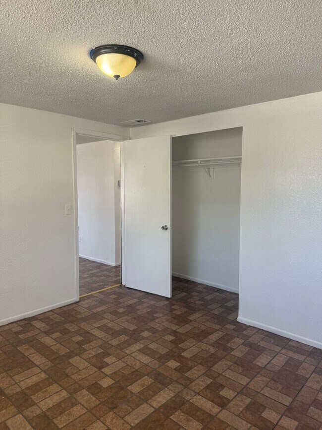 Building Photo - 3 bedroom 2 bath duplex