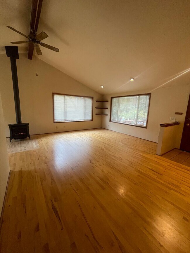 Building Photo - NW BEND Bungalow