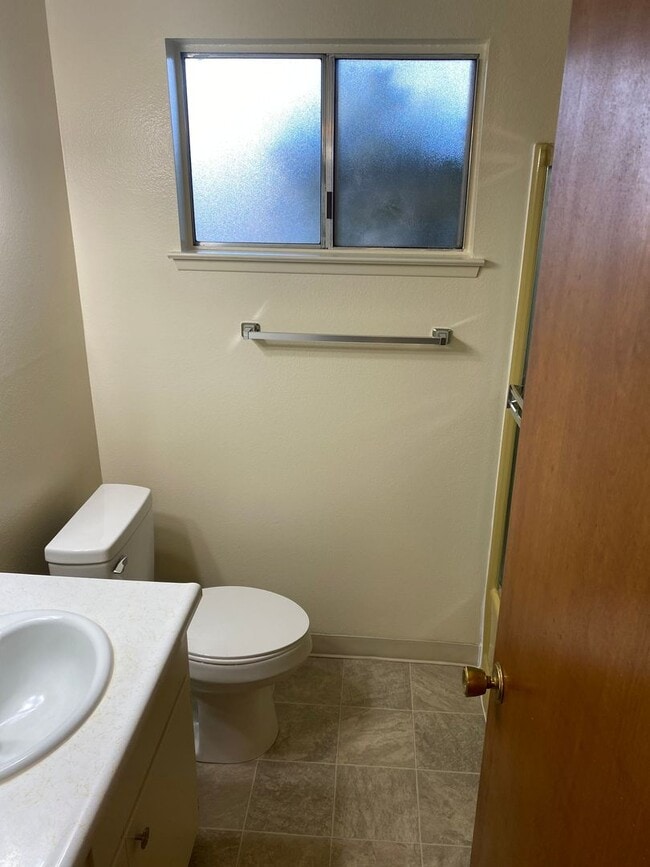 Building Photo - Cozy studio for rent in Visalia