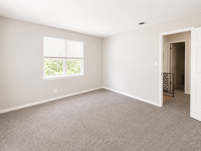 Building Photo - Spacious 3+ Bedroom 1/2 Duplex for Rent