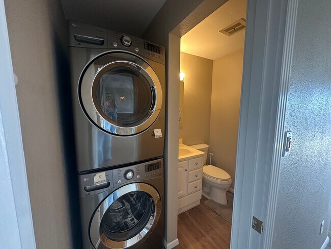 Building Photo - 2 Bed 2 Bath Waterfront Condo in Sandy Point