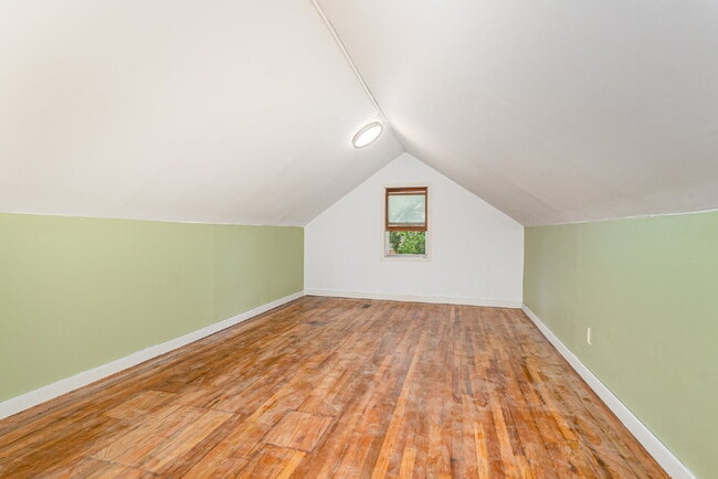 Building Photo - 3-Bedroom updated home on Salem Street $18...