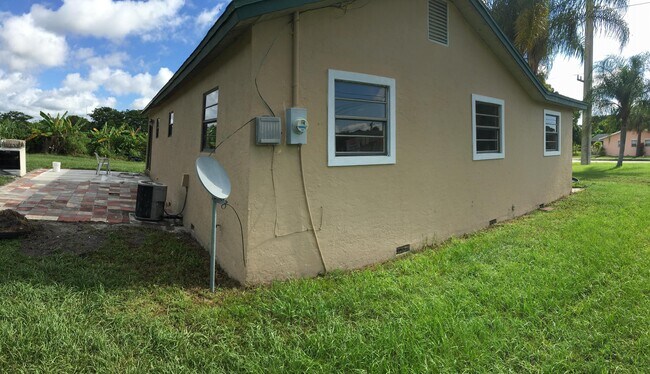 Building Photo - 3302 Meadow Ln