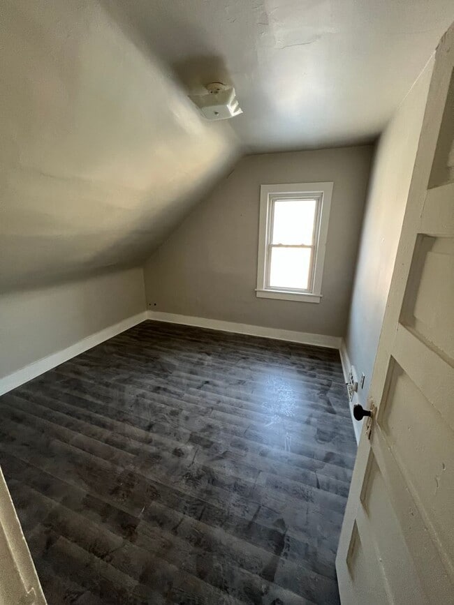 Building Photo - 3 Bedroom 2 Bathroom Home