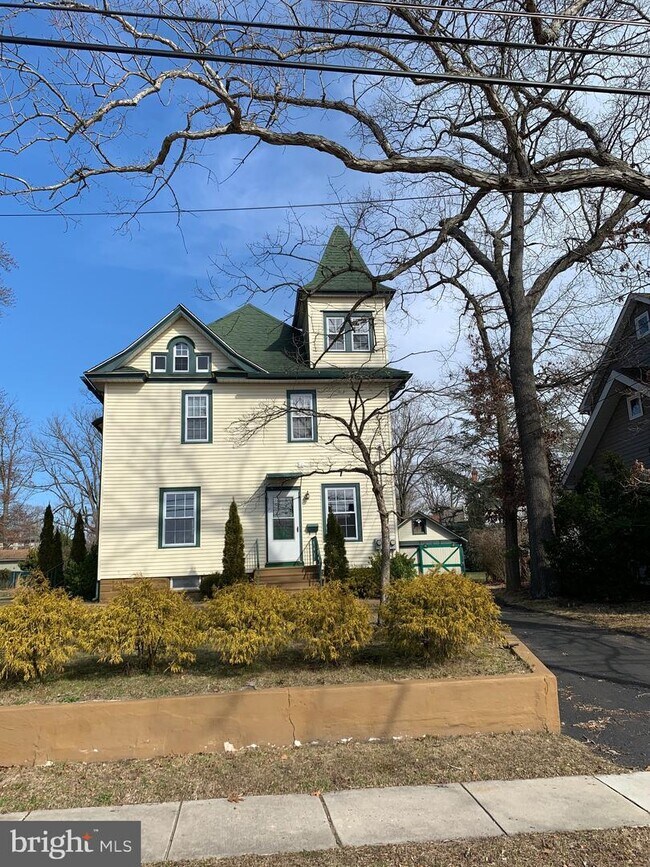 Building Photo - 525 S Broadway