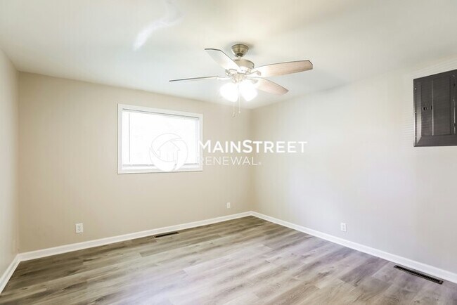 Building Photo - 3 Bedroom Pet-Friendly Home in Overland Park, KS with Main Street Renewal