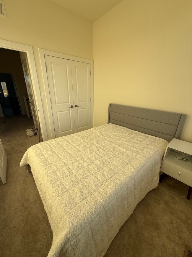 Building Photo - 3109 Elm Ave