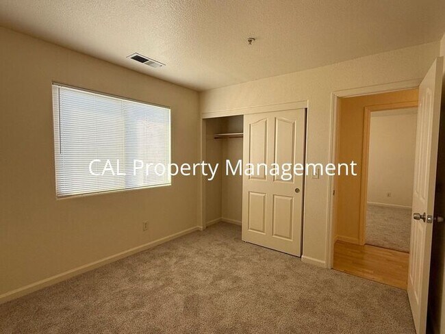 Building Photo - Stunning 5-Bedroom, 3-Bathroom Home with Fireplace & 2-Car Garage