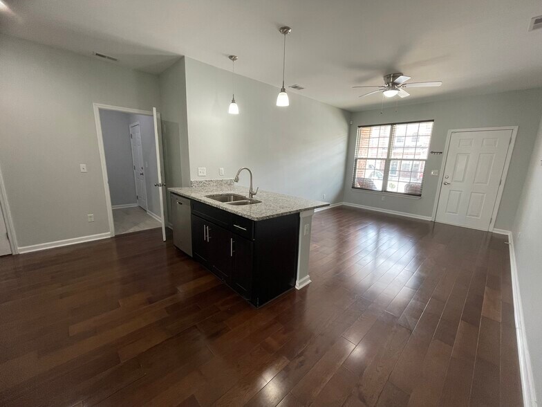 Building Photo - 1605 Villa Cir