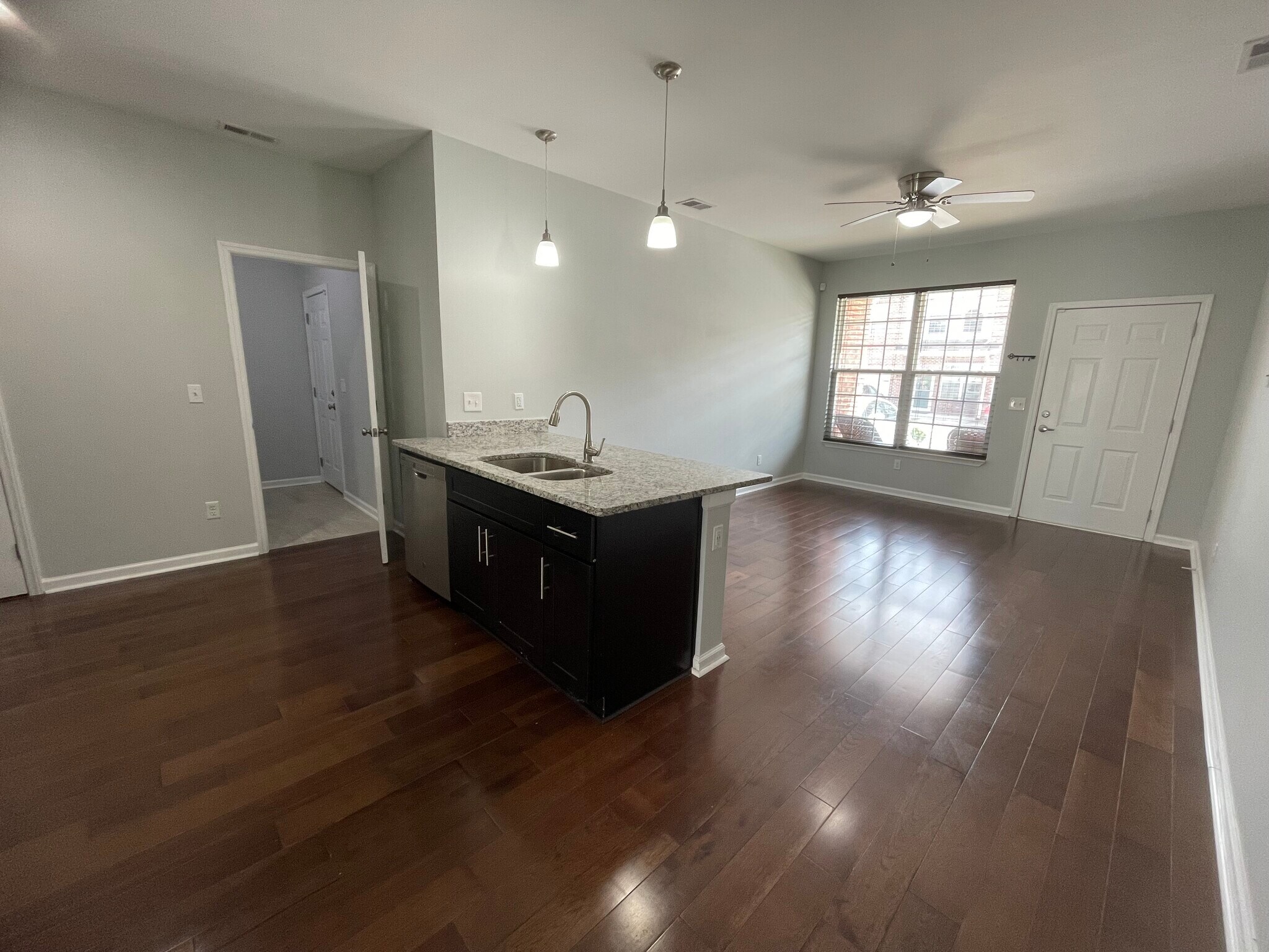 Building Photo - 1605 Villa Cir