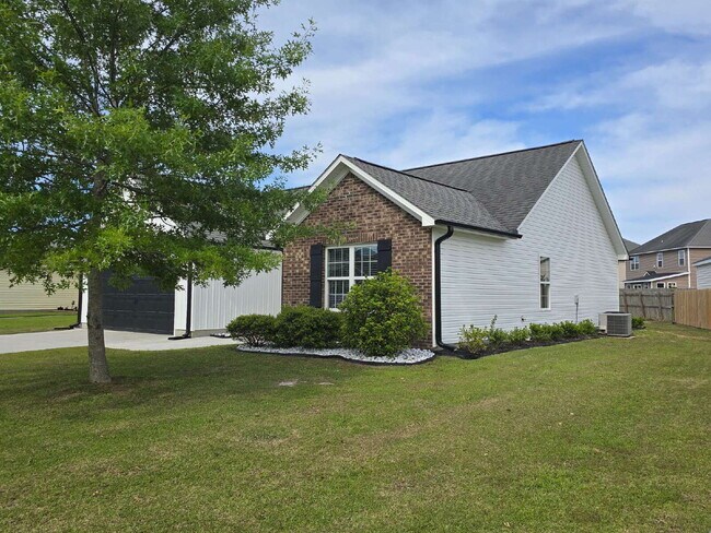 Building Photo - "Charming 3-Bedroom Retreat with Granite Finishes & Cozy Fireplace in Jacksonville!"