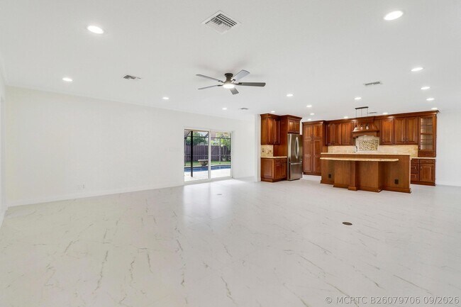 Building Photo - 100 SW 15th Ct