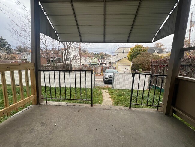 Building Photo - Updated 2BR Townhome with office & parking spot!