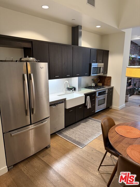 Building Photo - 940 E 2nd St