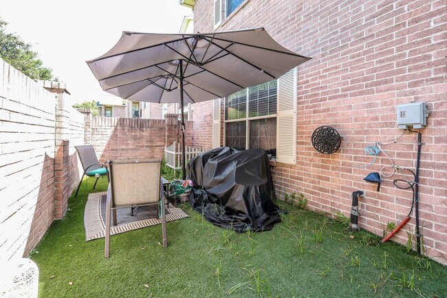 Building Photo - 2865 Westhollow Dr