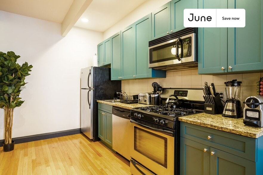 Building Photo - 356 W 39th St
