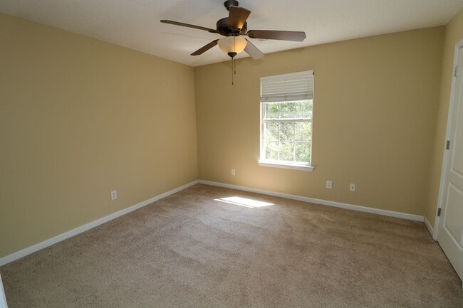 Building Photo - 2 BEDROOM, 2 1/2 BATH TRIPLEX CLOSE TO HON...