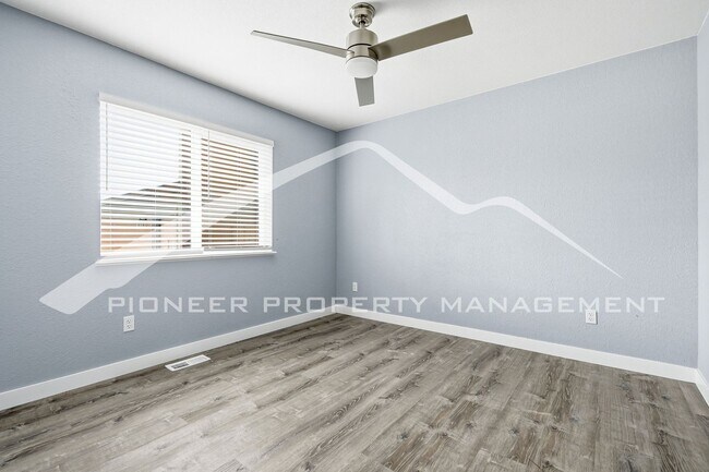 Building Photo - Gorgeous Condo with Washer/Dryer and Central AC