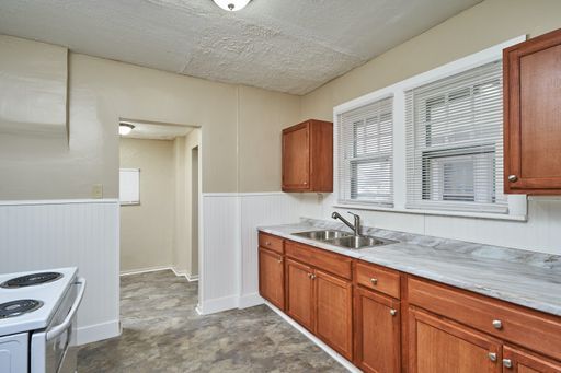 Building Photo - Large remodeled 4 bed 1  bath in West Akron !
