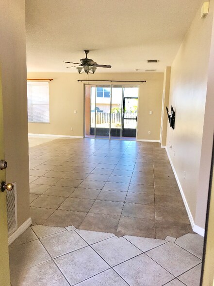 Building Photo - 4654 Redmond Pl