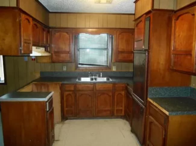 Building Photo - 201 Madison St