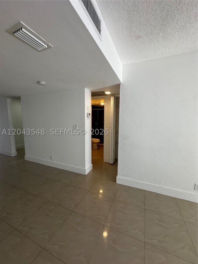 Building Photo - 3475 N Country Club Dr