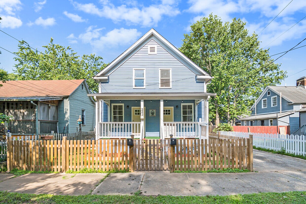 Primary Photo - 243 Iswald St SE