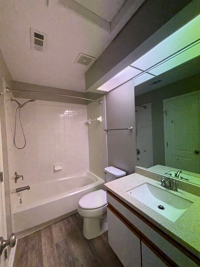 Building Photo - Gorgeous Condo up for rent!