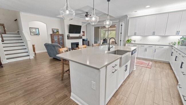 Building Photo - Spacious 6-Bedroom Waterfront Home in Richmond Hill, GA