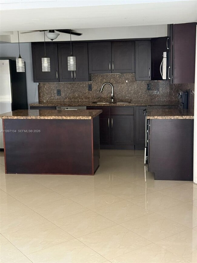 Building Photo - 1400 NE 54th St