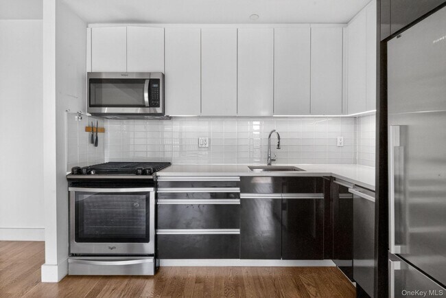 Building Photo - 225 E 138th St
