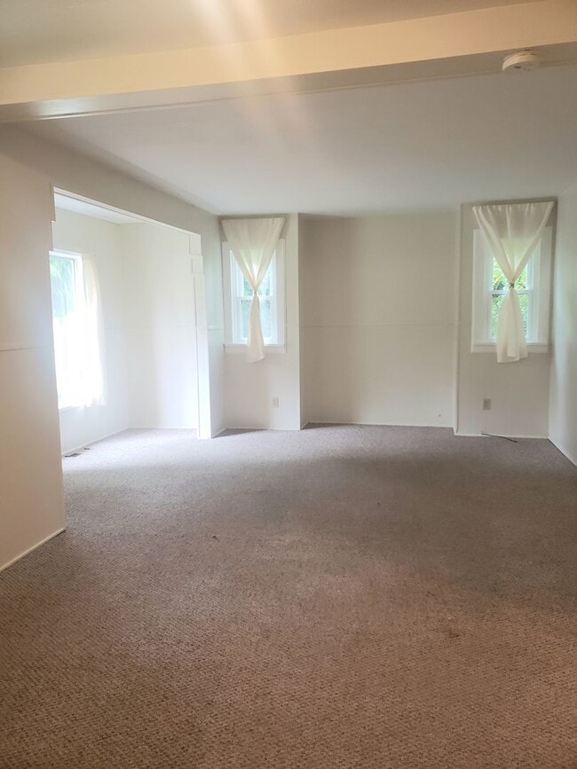 Building Photo - Charming Cottage in Woodburn with Large Yard!