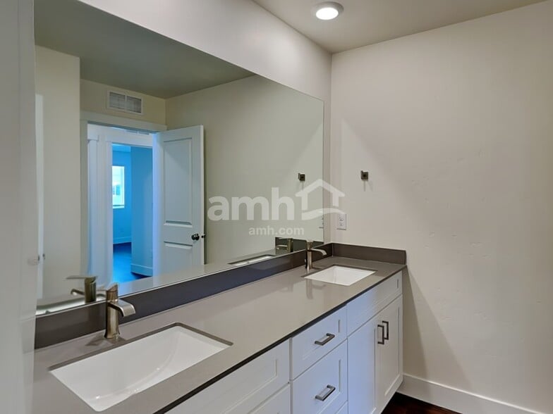 Building Photo - 1390 E Ludlow St