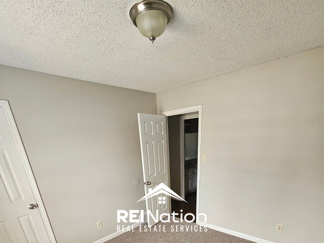 Building Photo - MEMPHIS CHARMER! | Brick Fireplace & Bright Windows | 3 Bed / 2 Bath & Fenced Yard!