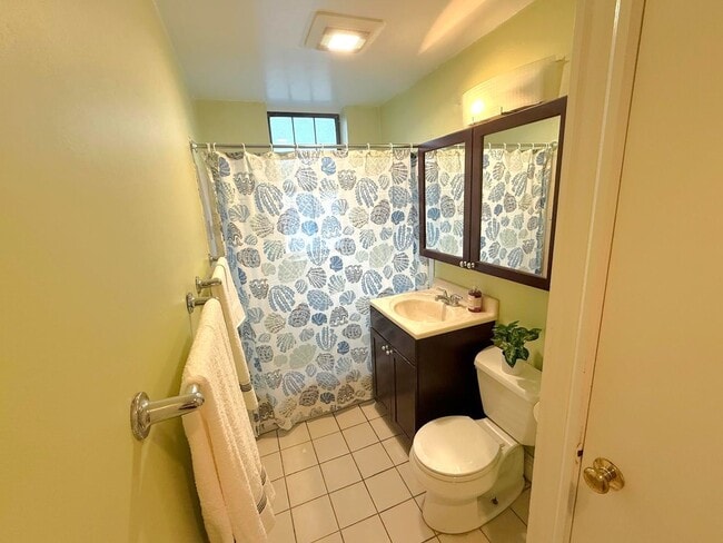 Building Photo - 2 Bedroom sunny second-floor corner unit a...