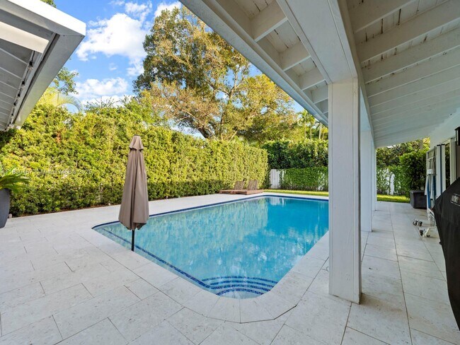 Building Photo - 10921 SW 116th Ave