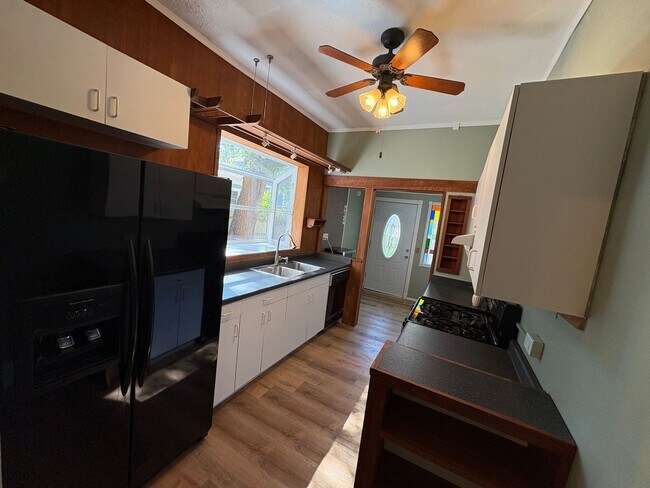 Building Photo - 4 bedroom 2 bathroom Historic Home Downtown Manhattan KS