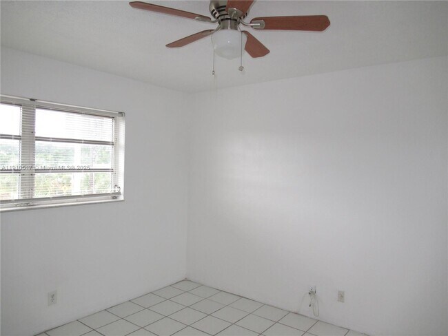 Building Photo - 581 Blue Heron Dr