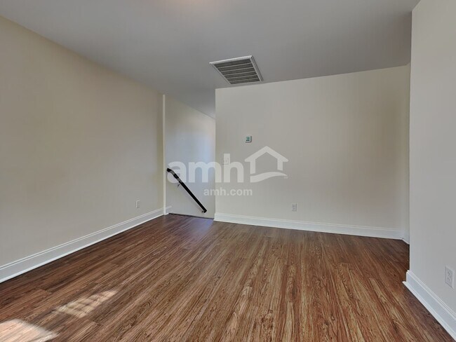 Building Photo - 8 Cherry St