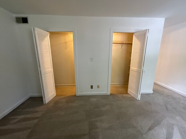 Building Photo - Beautiful 2 Bed 2.5 Bath Townhouse!