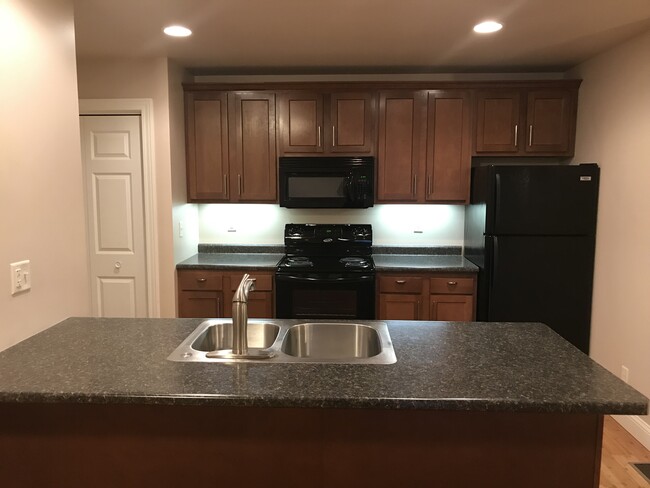 Kitchen w/ applicances - 100 Scenic Drive