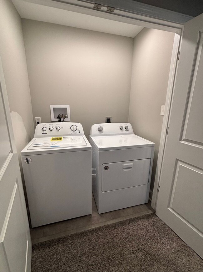 Building Photo - Beautiful Townhome in Cannonsburg!