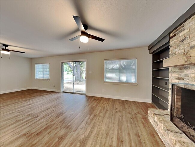 Building Photo - 2202 Briarwood Blvd